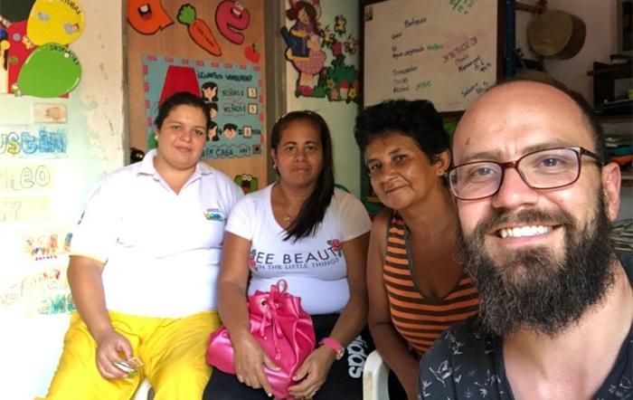 Juan Pablo working with women from Itagüí