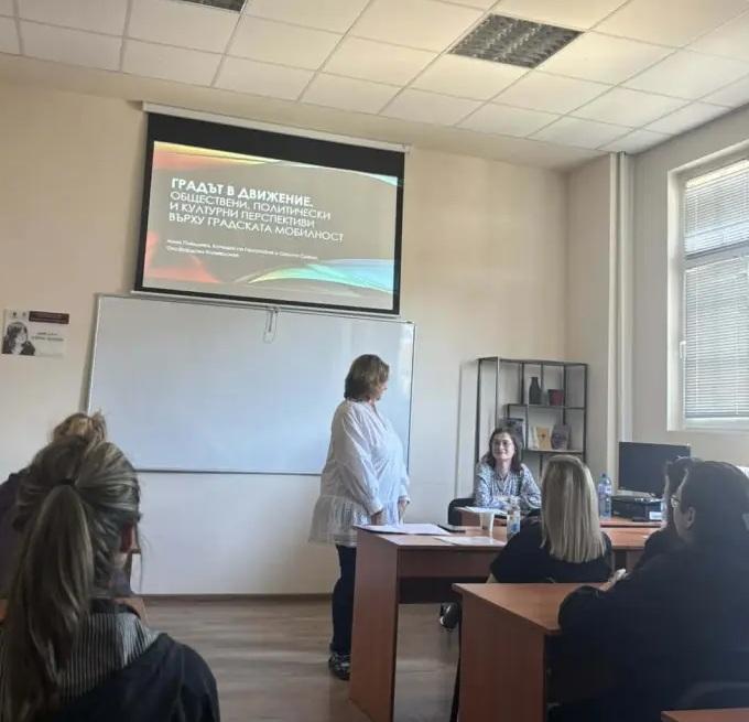 Anna Plyushteva giving a lecture